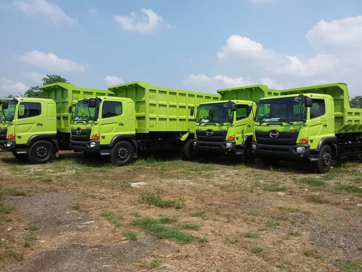 Dump Truck Hino Hijau Parkir