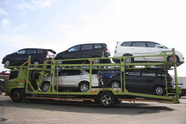 Truk Trailer Towing Mobil Banyak