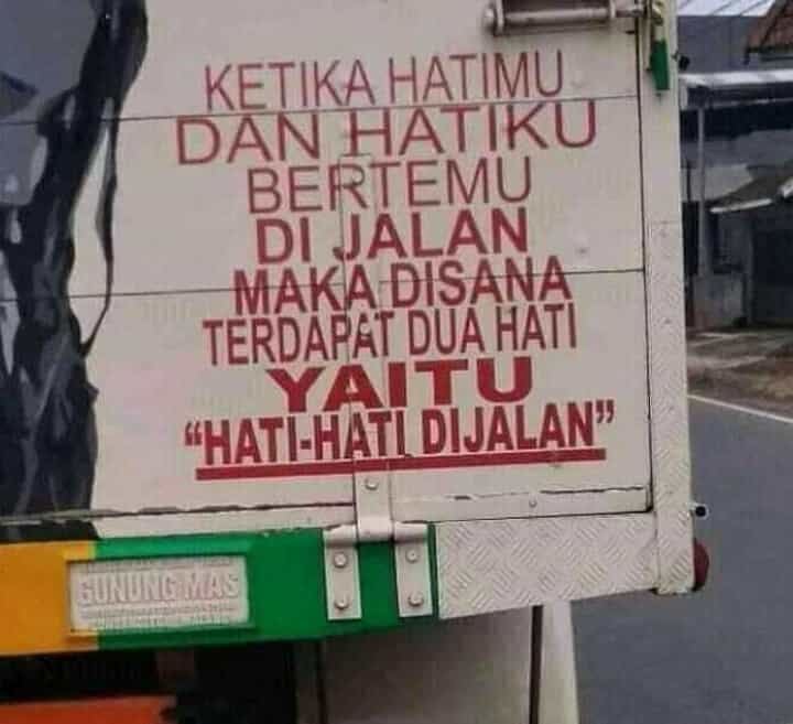 tulisan truk lucu ketika hatimu dan hatiku bertemu di jalan maka disana hati-hati dijalan truk by brilio dot net